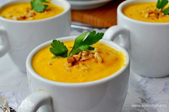 Разлить суп по тарелкам,или креманкам,очень красиво подать в кофейных чашках, сервировать, посыпав орехами и рубленной зеленью Приятного аппетита!.