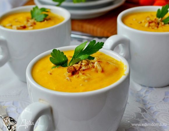Разлить суп по тарелкам,или креманкам,очень красиво подать в кофейных чашках, сервировать, посыпав орехами и рубленной зеленью 

 Приятного аппетита!.