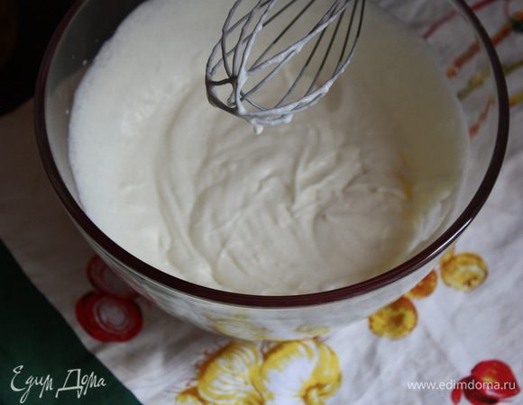 Взбить сливки с сахаром до мягких пиков.