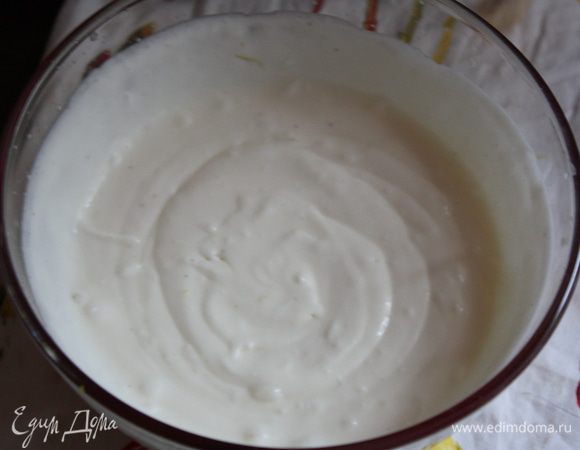 Продолжайте взбивать до того,пока смесь не станет более воздушной и устойчивой. 