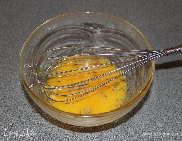 Яйцо взбить венчиком с солью, перцем и орегано.