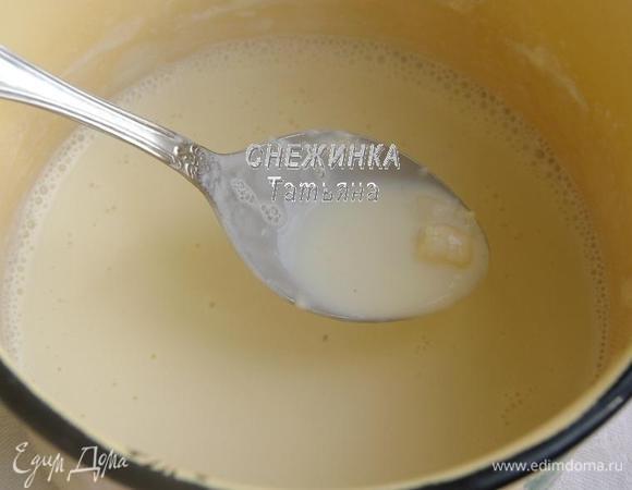 В кастрюльке немного разогреваем сливки, добавляем кусочками плавленый сыр и, постоянно помешивая, доводим массу до кипения, НО не кипятим, сыр должен растворится. Если плавленый сыр не успел раствориться, снимите кастрюльку с огня и продолжайте мешать, пока он не растворится.