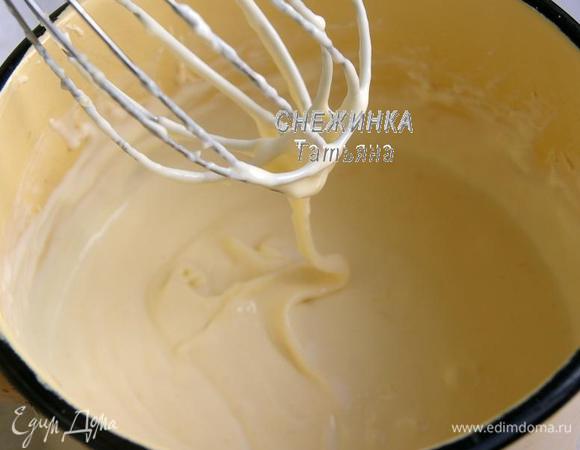 Затем добавляем натёртый сыр Джюгас и снова прогреваем массу, помешивая, воспользовавшись венчиком. Он моментально плавится и масса становится густой и однородной. Выключаем огонь. 