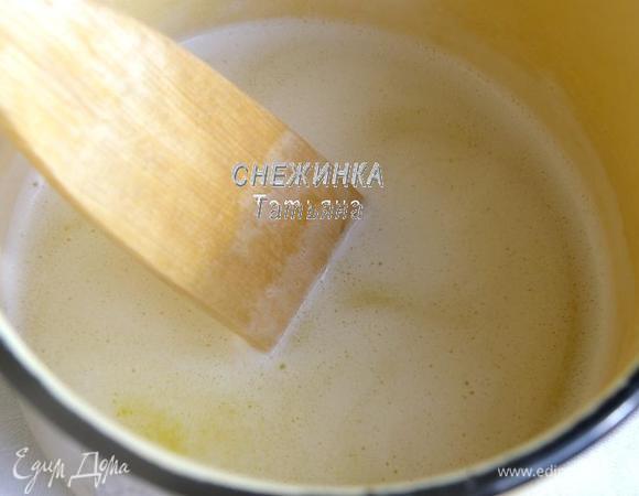 Для сырного заварного теста в кастрюльку наливаем воду, добавляем соль, сливочное масло. Ставим на огонь, доводим масло до растворения и даём массе закипеть.