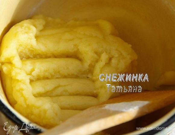 Предварительно просеиваем муку в мисочку. Когда вода с маслом закипела, всыпаем муку, энергично помешивая деревянной ложкой или лопаточкой. Когда тесто станет отставать от стенок кастрюли и сбиваться  в однородный шар, выключаем огонь. Оставляем немного остыть.