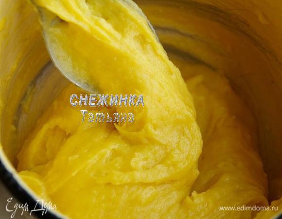 Когда тесто немного остыло, вводим по одному яйца. Хорошо вымешиваем массу после каждого яйца. В итоге получается нежное тесто, не крутое и не растекающееся. Добавляем нарезанный сыр, порошок горчицы, перемешиваем.