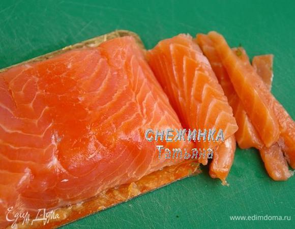 Красную рыбку нарезаем пластинками.