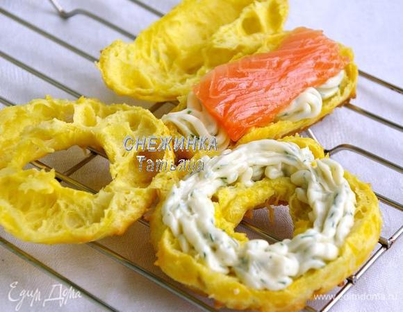 На нижнюю часть отсаживаем из кулинарного мешка крем, не жалеем! Можно воспользоваться обычным полиэтиленовым пакетиком ли файлом для бумаг, отрезав уголок, или просто ложкой уложить. Сверху – рыбу по всей окружности.