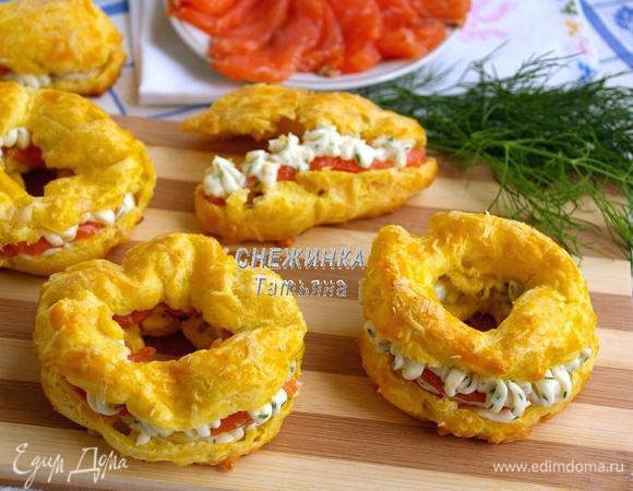 Накрываем второй половиной пирожного. И можно сразу к столу!