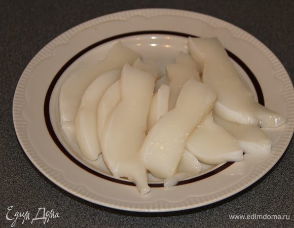 Порезать на пластинки толщиной примерно  1 см. Опустить в кипящую воду на 3-5 минут.