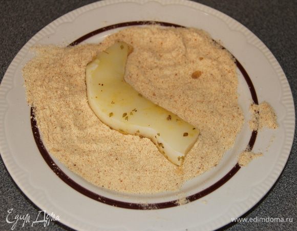 Затем обвалять в панировочных сухарях