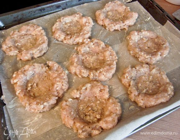 Руками примять шарики. Затем с помощью донышка стакана сделать углубления, вдавливая почти до конца (это же можно сделать и руками, но стаканом быстрее). Должны получиться "ватрушки". Отправить выпекаться их в духовку на 15 минут. 