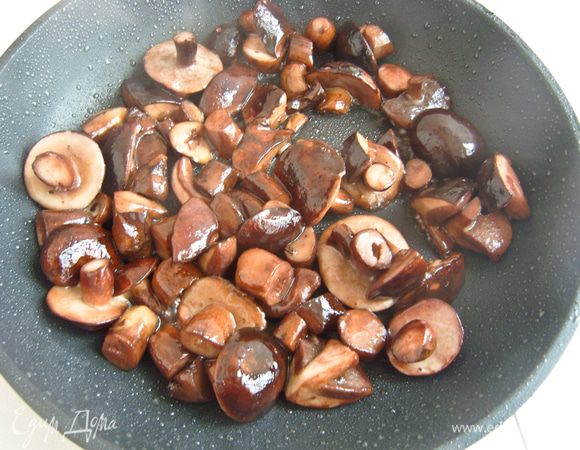 Тем временем приготовить начинку. Грибы (у меня польские) обжарить на сковороде на растительном масле 5-7 минут. 