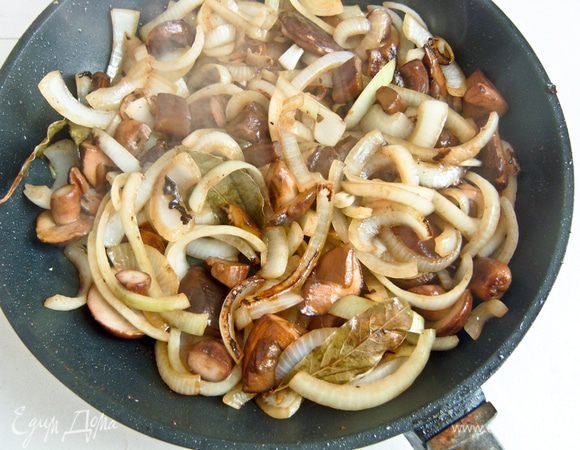 Добавить лук, нарезанный полукольцами, специи, лавровый лист и тушить еще несколько минут. 