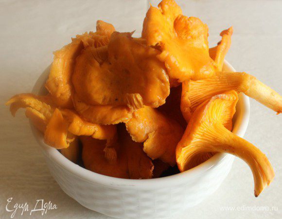 Лисички хорошо промыть под проточной водой и обсушить.