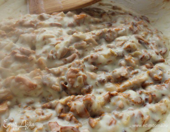 Затем влить молоко и готовить, пока соус не загустеет. По сути у нас получился бешамель с грибами. Остудить... Переложить в глубокую миску.