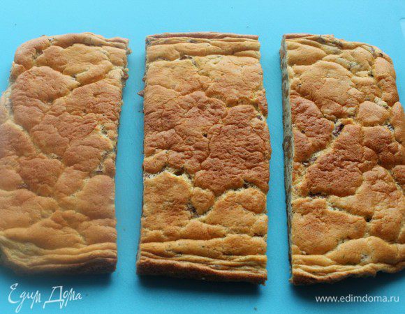 Остывший бисквит разрезать на 3 части.