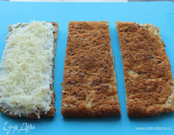 Сверху посыпать натертым на мелкой терке сыром Джюгас.