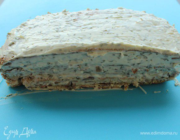 Накрыть следующим слоем бисквита и также сначала намазать творожным кремом, а потом посыпать натертым Джюгасом. Накрыть третьей частью бисквита и хорошо прижать, чтобы сыры слегка "поженились" (очень благодарна Юлии, за то, что она ввела это слово в наш лексикон). 