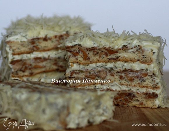 Обмазать полученный "кирпичик" остатками крема со всех сторон и обсыпать стружкой из Джюгаса. Хорошо охладить торт в холодильнике и подавать к столу.