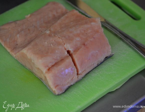 Рыбу,если свежая на кусочки разобрать, если размороженная порезать уже  на кусочки.