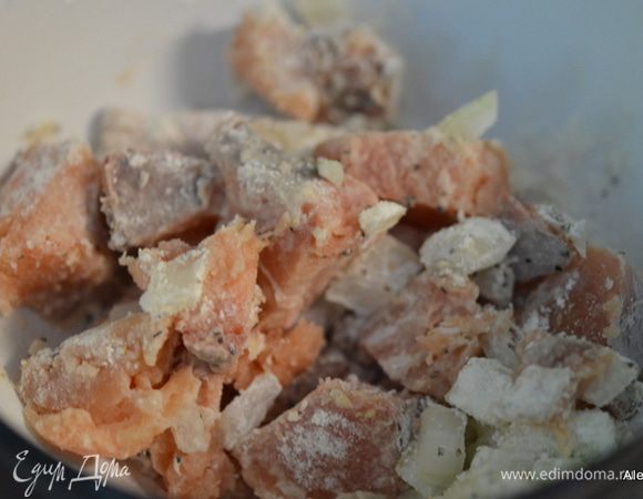 Смешать рыбу с мукой. Посолить и поперчить. (Я каждую порцию делаю в отдельной емкости,смешиваю и затем перекладываю в горшочек.)