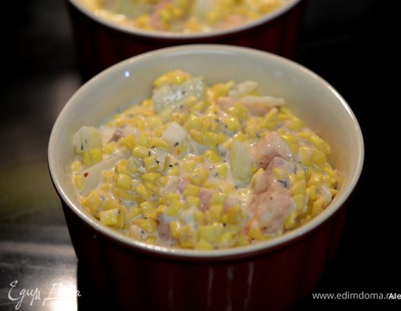 Добавить остальные ингредиенты, все перемешать, разложить в 2 жаропрочных горшочка и поставить в разогретую духовку на 180 гр.на 15- 20 мин.