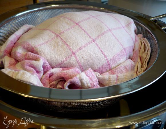 Завязываем края полотенца в узел. Я взяла еще одно полотенце, выложила его сверху, а края спрятала внутрь сита.