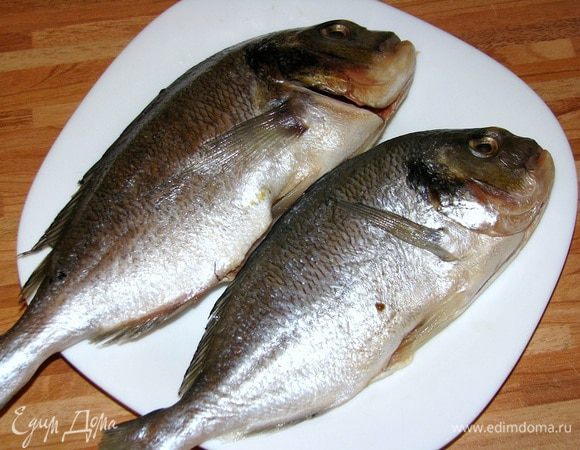 Рыбку моем, обсушиваем.