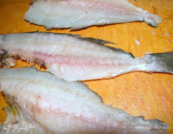 Осторожно отделяем филе дорады от кожи и костей, оставляя целыми скелет и голову рыбы. Они нам понадобятся для сервировки.