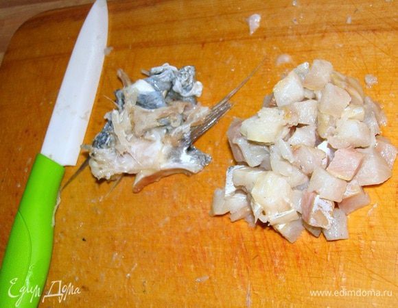 Нарезать мелкими кубиками филе дорады.