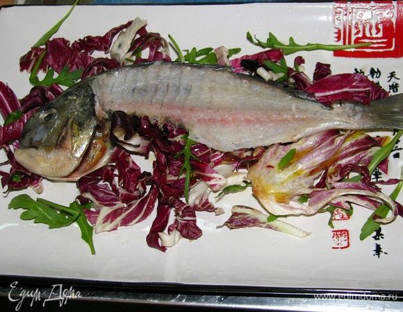 Скелет дорады и голову выкладываем на тарелку и смазываем маслом.