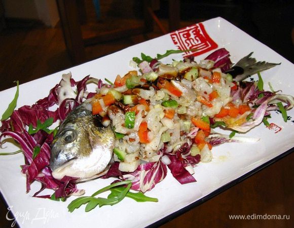 Сверху выкладываем готовый тартар по форме рыбы. Украшаем готовое блюдо чорным сезамом и соусом унаги/терияки. 