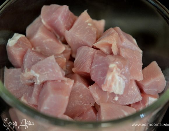 Свинину порезать кубиками.
450 г свинина филейная часть.