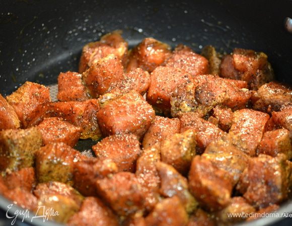 Обвалять свинину в 1 стол.л паприки. Посолить и поперчить по вкусу. Обжарить свинину на оливковом) масле. Примерно 6 мин. Затем переложить в блюдо.