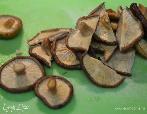 Грибы шиитаке крупные порезать. Затем добавить оливковое масло и обжарить грибы слегка. Также переложить в другое блюдо.