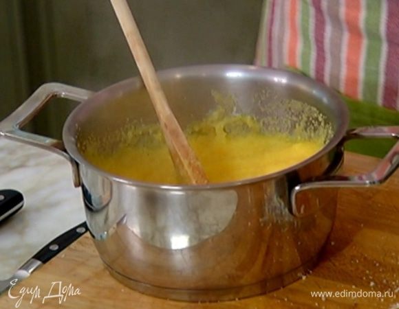 В небольшой кастрюле вскипятить 500 мл воды, посолить ее, всыпать поленту и варить 5 минут, помешивая, чтобы не образовались комочки.