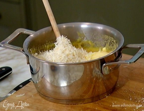 В готовую поленту добавить пармезан и сливочное масло, поперчить и перемешать.