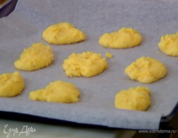 Противень выстелить бумагой для выпечки и ложкой выложить на бумагу маленькие лепешки из кукурузного теста.