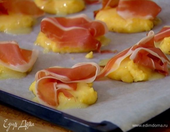Сверху на каждый оладушек выложить ломтик ветчины, сбрызнуть оливковым маслом и посыпать шалфеем.