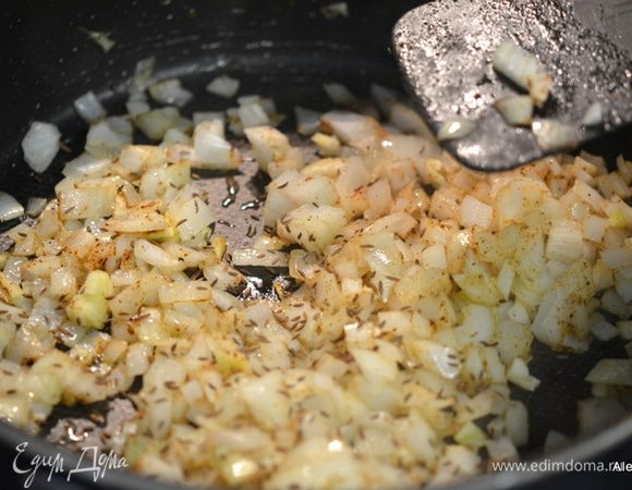 Если нужно добавляем масло и обжариваем порезанный лук. Примерно 3-5 мин. Затем порезанный чеснок, паприку и тимьян, сухой тмин или семенами.