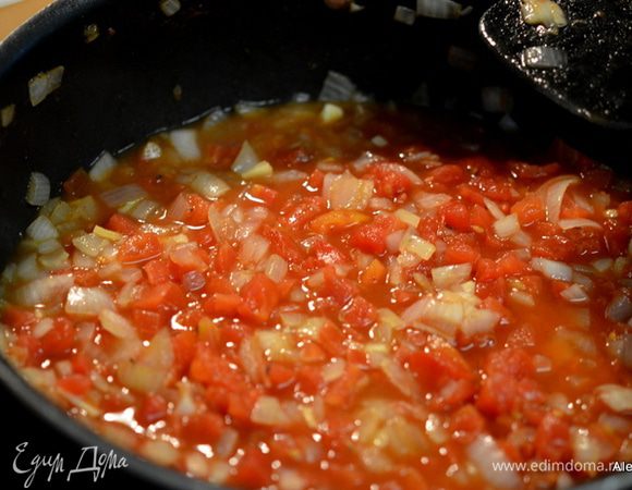 Добавляем баночку томатов,порезанных кубиками, куриный бульон 1/2 стакана или 1 стакан и тушим все вместе примерно 10 мин.