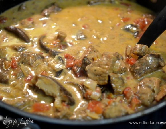 Вернем на сковороду грибы и свинину и тушим, закрыв крышкой до готовности. Помешиваем.