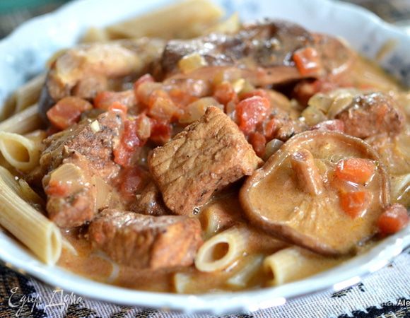 Перед подачей добавляем сметану 2/3 стакана, перемешиваем и подаем с гарниром: рис или паста. Приятного аппетита.