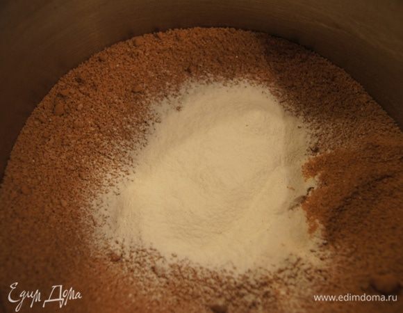 Тесто для блинчиков и начинку будем готовить одновременно для экономии времени. Для начинки смешать в сотейнике какао-порошок, весь сахар и муку, хорошенько перемешать.