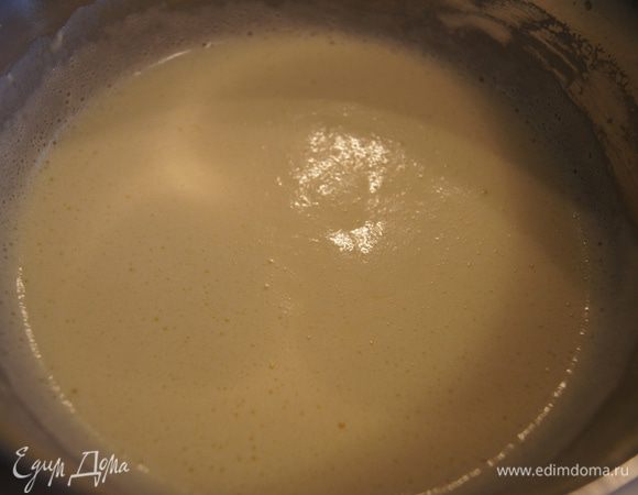 ДЛя блинчиков смешать в отдельной миске муку, яйца, соль, сахар, хорошо перемешать, влить молоко, перемешать тщательно и добавить 1 ст. л. растительного масла, еще раз перемешать. 