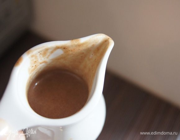 От блинной смеси в другую посуду отлить одну треть и добавить какао-порошок, хорошо перемешать. Так как шоколадное тесто будем выливать на белое по спирали, нужно взять емкость с узким носиком (хорошо подойдет соусник).