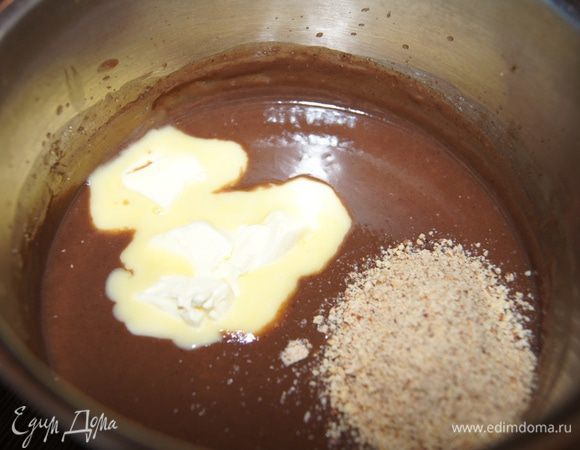 Как только смесь в сотейнике загустеет, всыпать молотые (очень мелко орехи), добавить сливочное масло, снять с огня, размешать хорошенько и оставить в сторону.