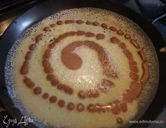 Прошло 15 минут...теперь блины. На разогретую сковороду наливаем белое тесто, следить, чтобы не было слишком тонко, но и не толсто, и по спирали, начиная от центра налить шоколадное тесто, стараться лить непрерывной струйкой))) выпекать как обычно с двух сторон. 