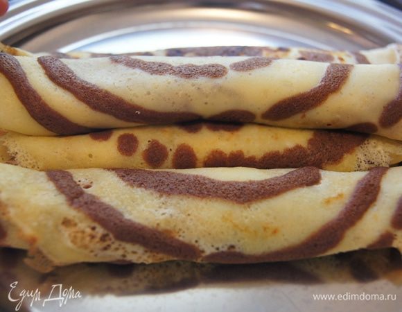 Блин выложить на тарелку спиралью вниз, положить 1 ст. л. начинки, свернуть трубочкой, и так все остальные блины.